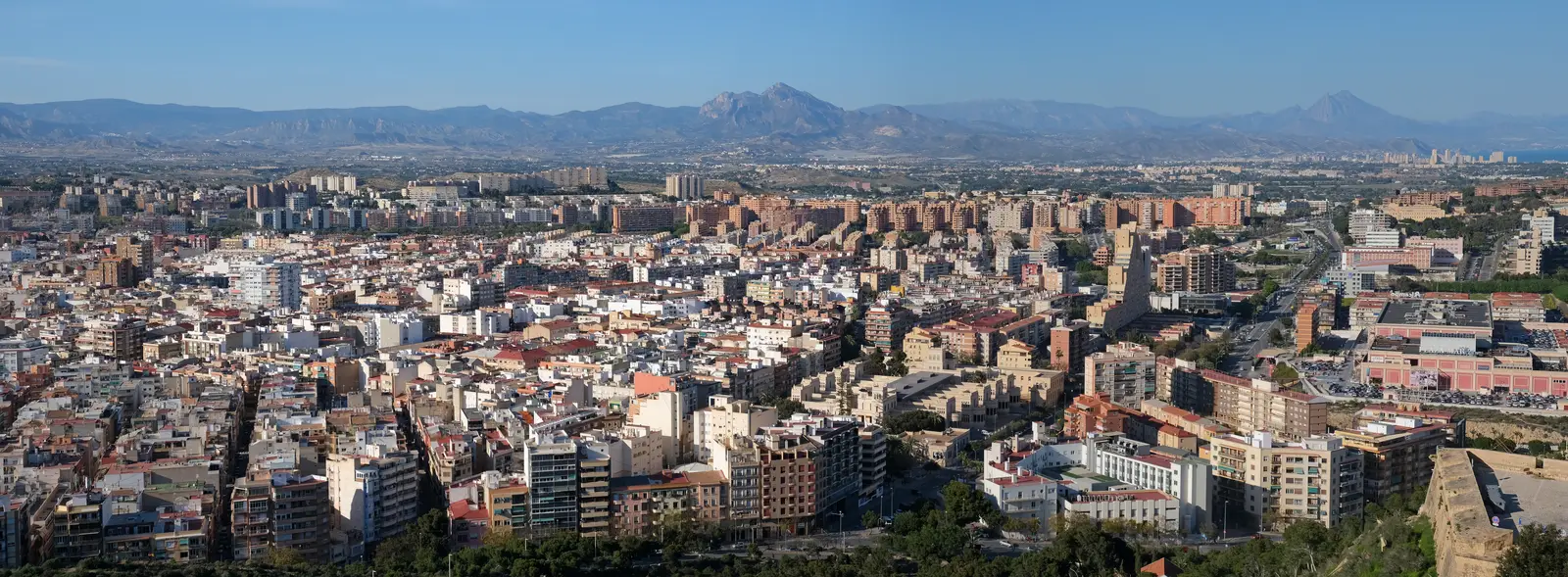 Panoramavy över Alicante från Castillo de Santa Bárbara
