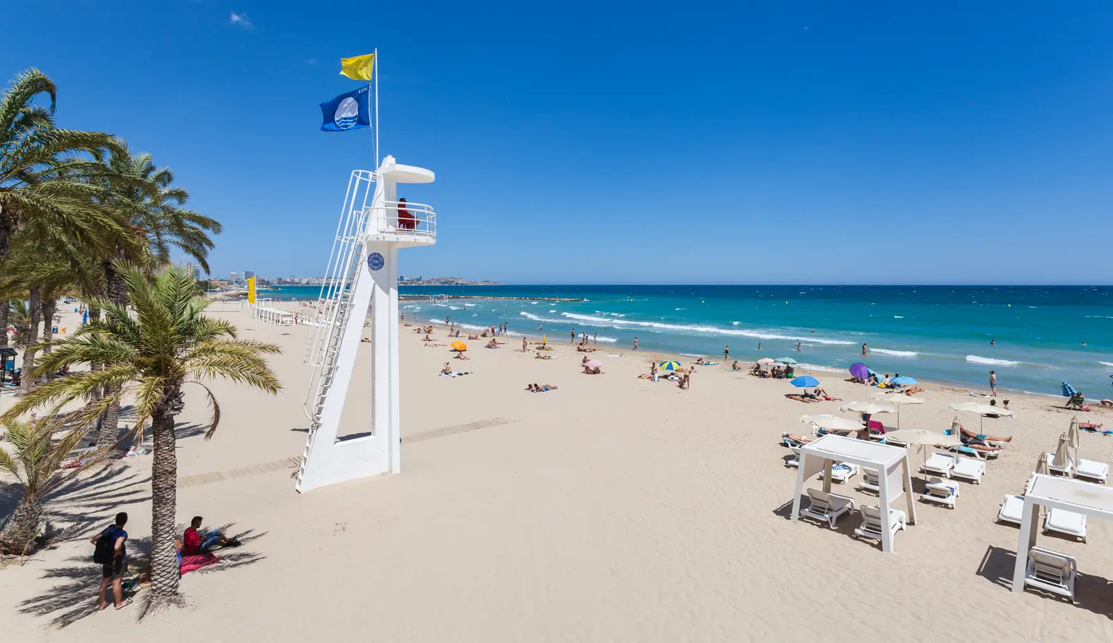 Playa del Postiguet i Alicante med stadsmiljö nära stranden