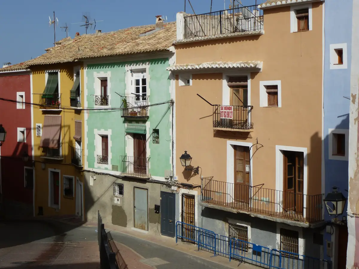 Färgglada hus vid havet i Villajoyosa