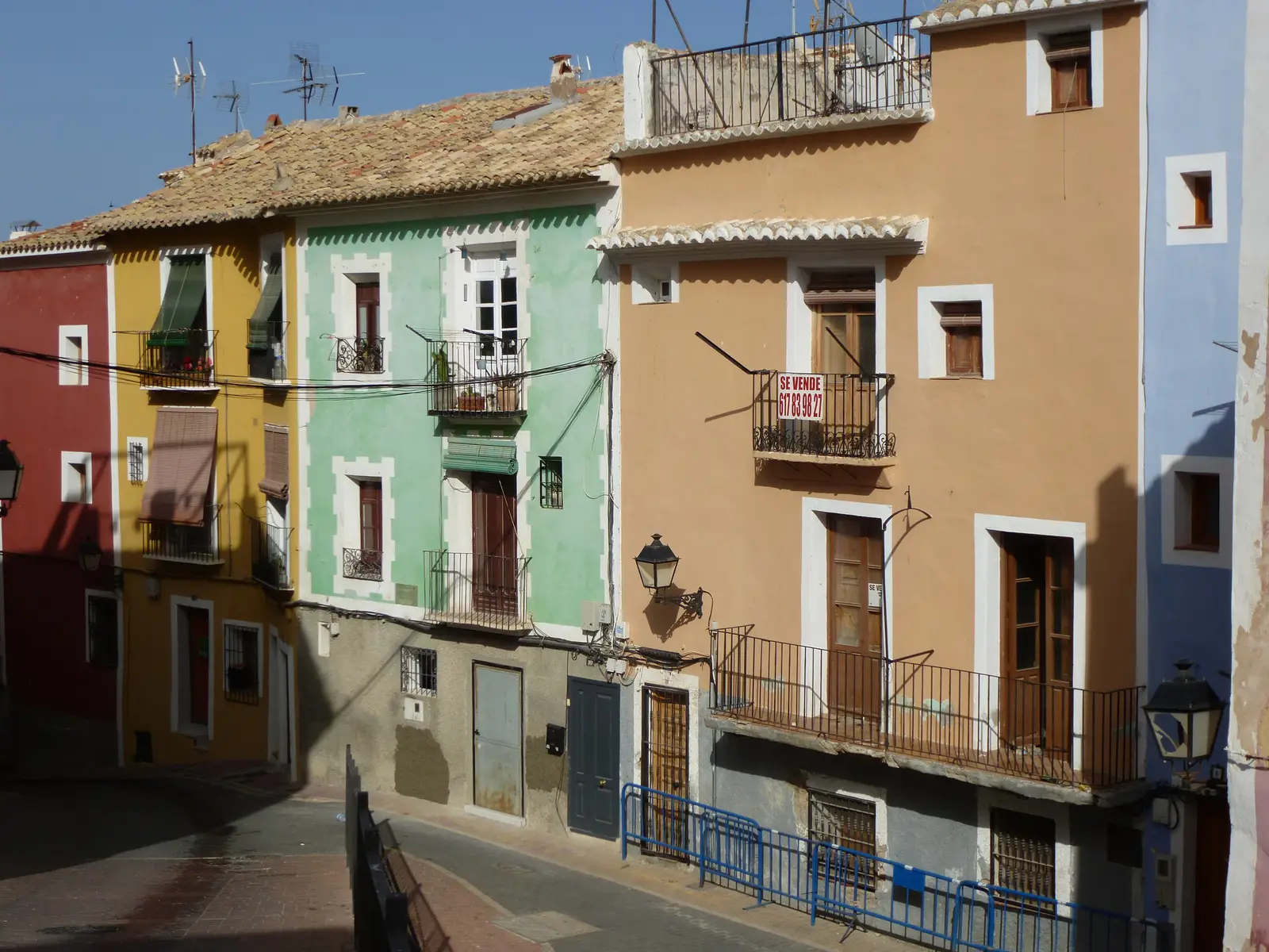 Färgglada hus vid havet i Villajoyosa